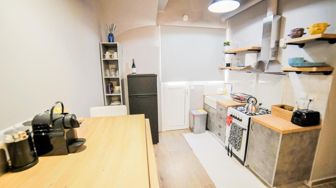 D16 Athens Apartment - 5' Mins To Petralona Metro Екстер'єр фото